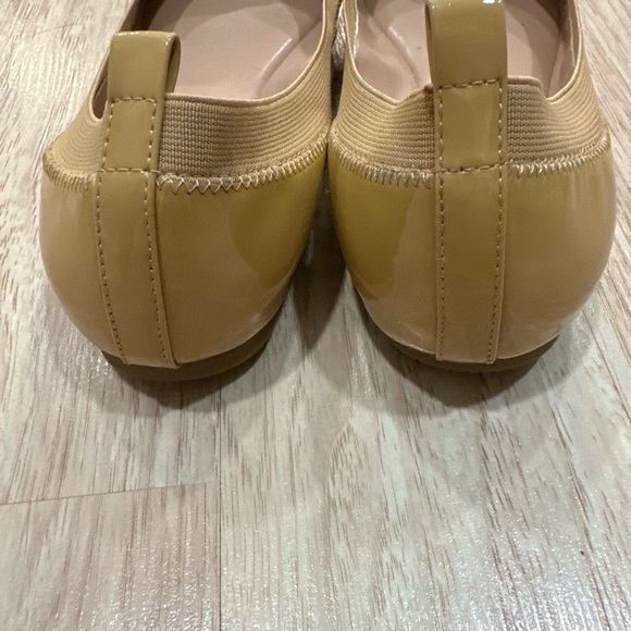 Banana Republic Tan Patent Leather Ballet Flats. Size 8.5 - Picture 6 of 9